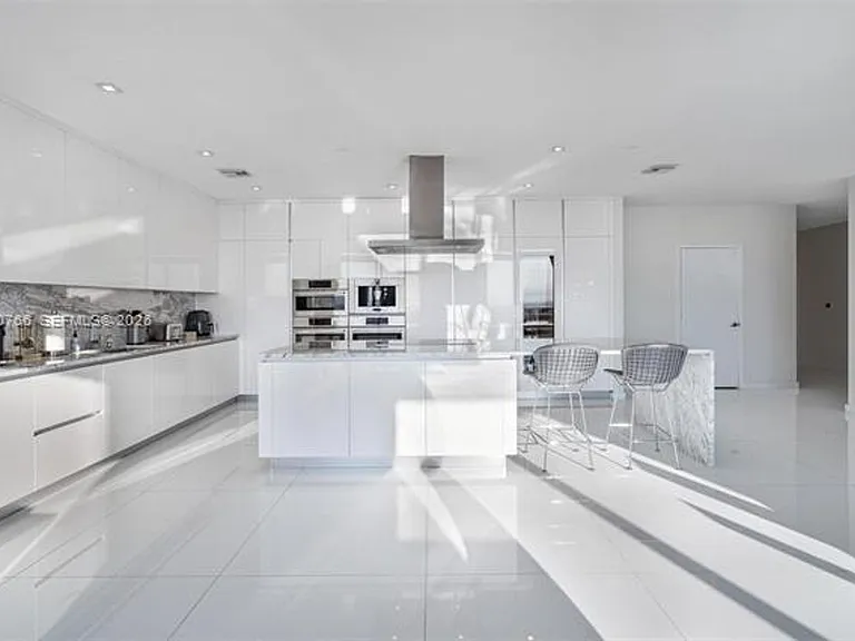 88 SW 7th St #4203 — Photo 6