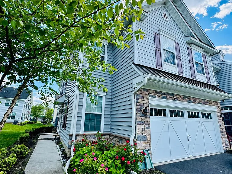 11 Morris Ln — Photo 1