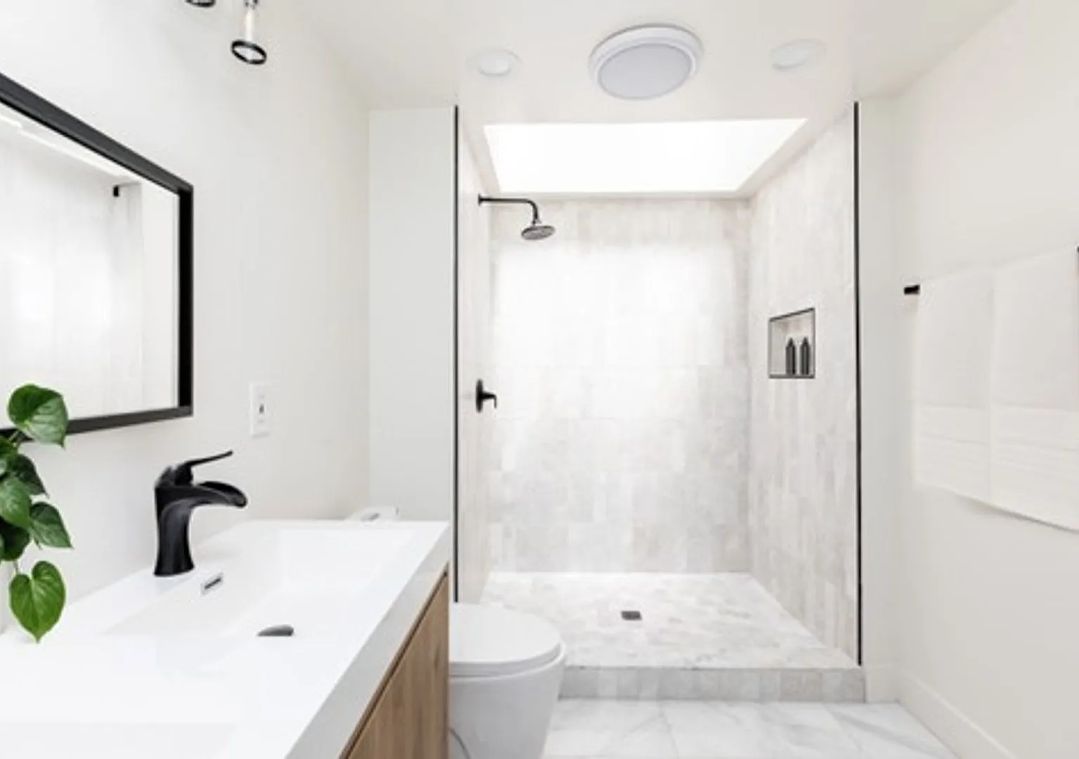 2027/2028 Off Campus 6bd/2.5ba Charles Village Home w/ CAC, Updated throughout! Available 6/23/27 — Photo 2