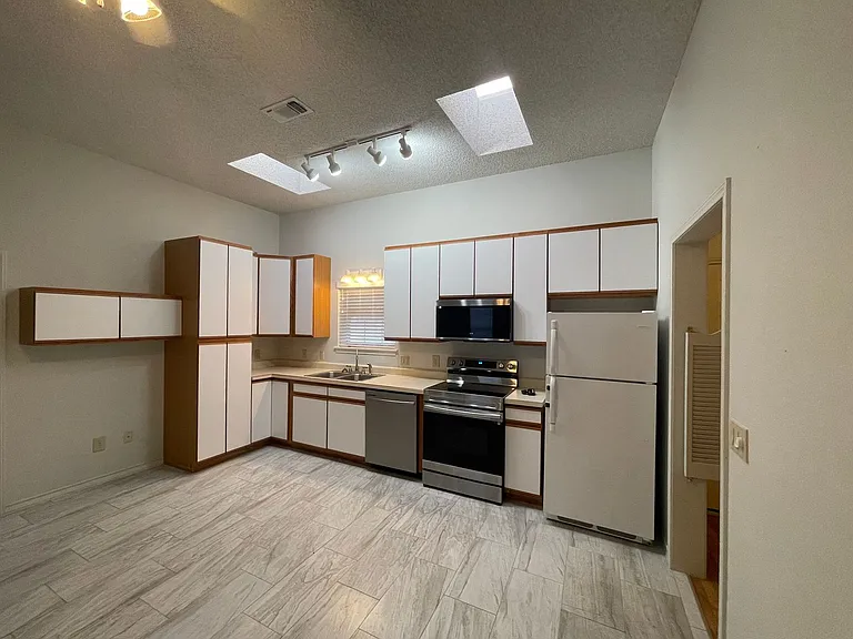 1375 Canyon Trce #B — Photo 6