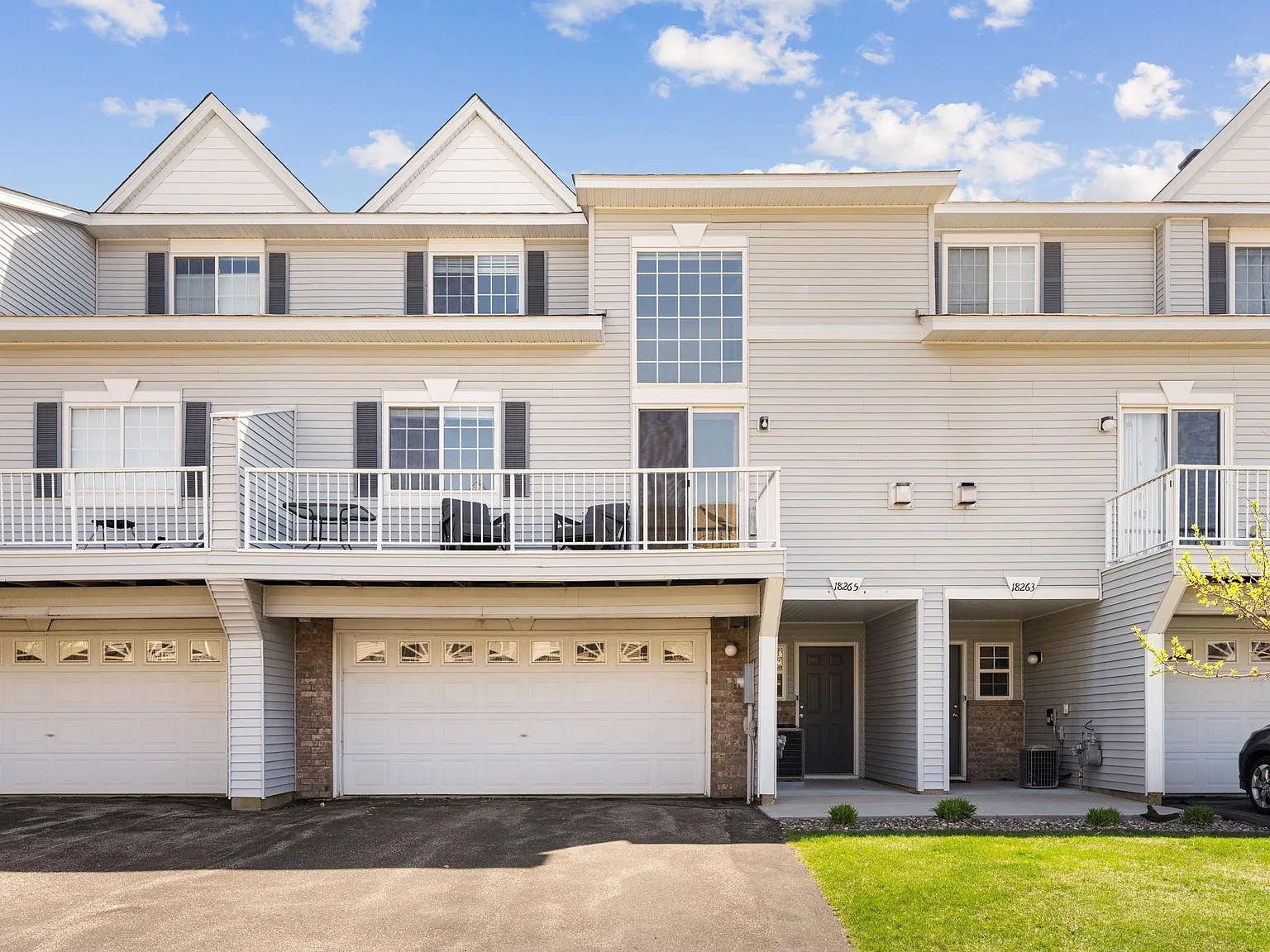 2 bed, 2.0 bath, 1605 sqft, $2,295 — Photo 2