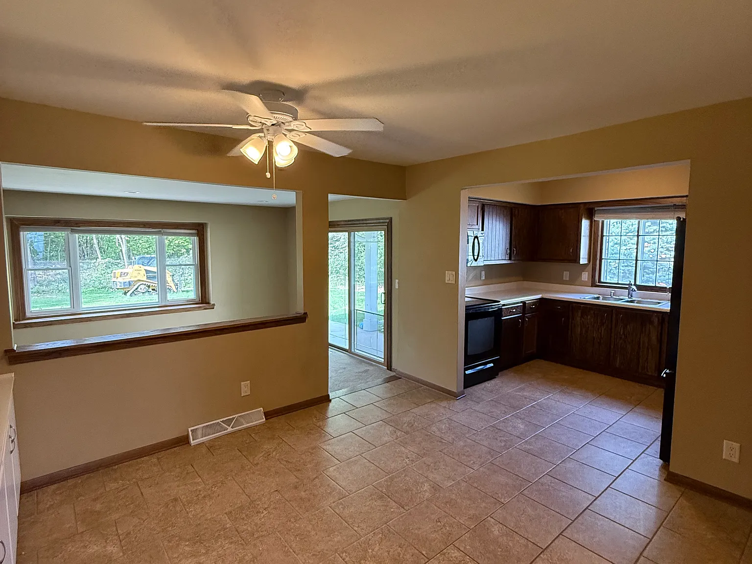 3 bed, 1.5 bath, 1500 sqft, $2,195 — Photo 2