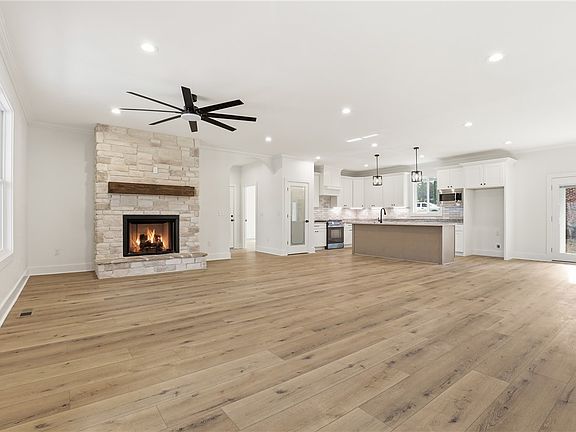 4th image of 215 Ligon Dr