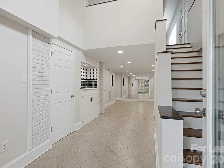 2525 Runnymede Ln — Photo 4