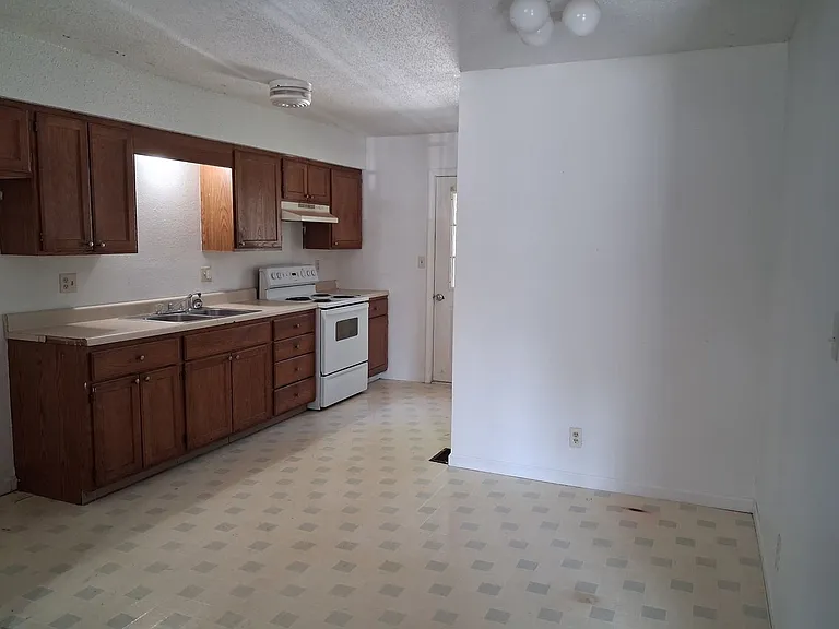 1006 N Elm St — Photo 1