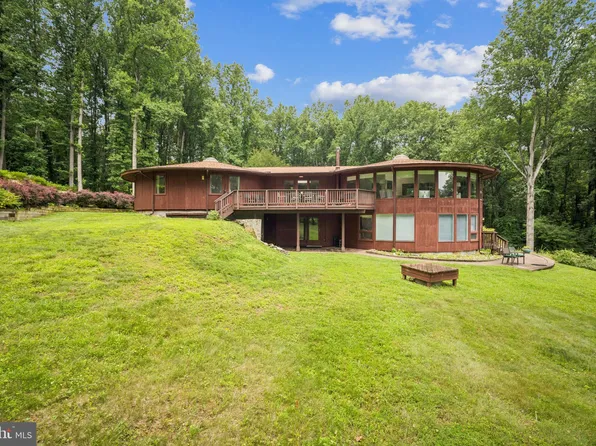 9894 Sunnybrook Dr, Great Falls, VA 22066