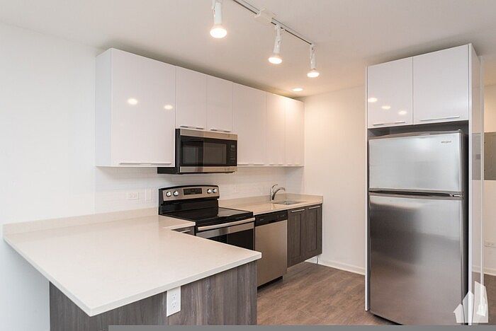 1st image of 940 W Winona St #507R