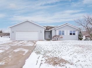 8425 S Maple Ct, Zeeland, MI 49464