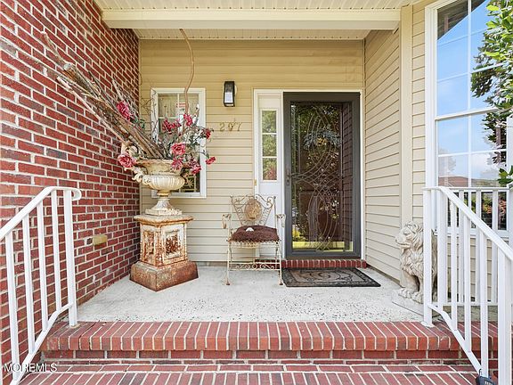 5th image of 207 Bradwick Way