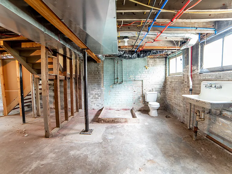 815 W 4th St — Photo 34