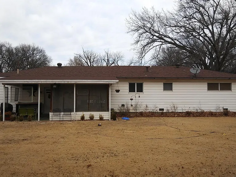 1804 E Woodland Rd — Photo 9