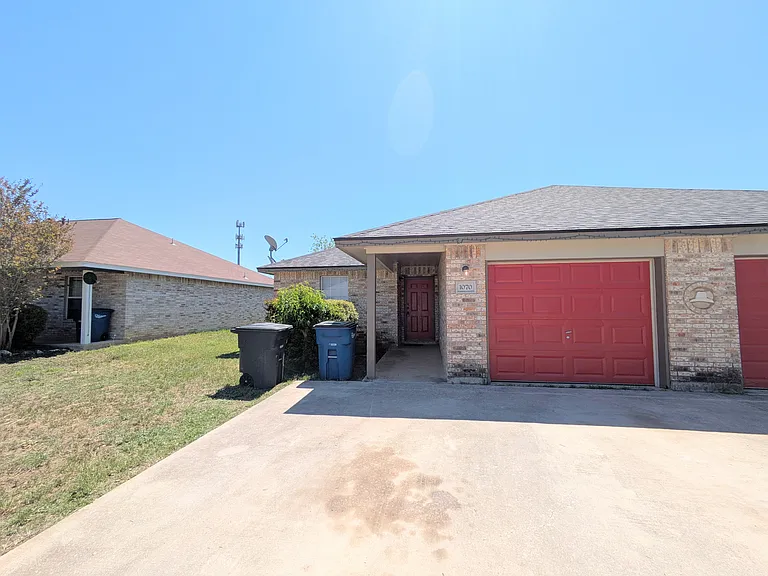 1070 Misty Acres Dr — Photo 2