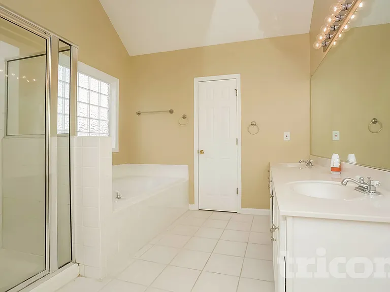 585 Chastleton Dr — Photo 14