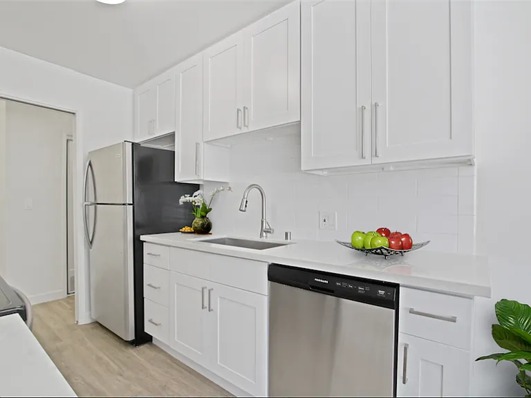Bentley Avenue Apartments — Photo 51