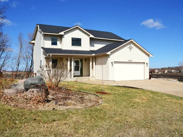 1221 Cherrywood Dr NE, New Prague, MN 56071