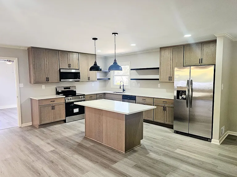354 Windsor Dr SW — Photo 2