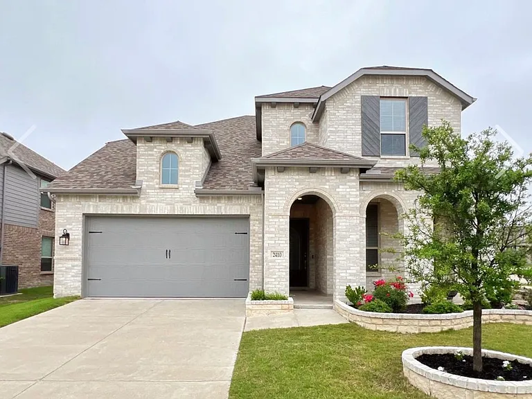 2410 Doncaster Dr — Photo 1