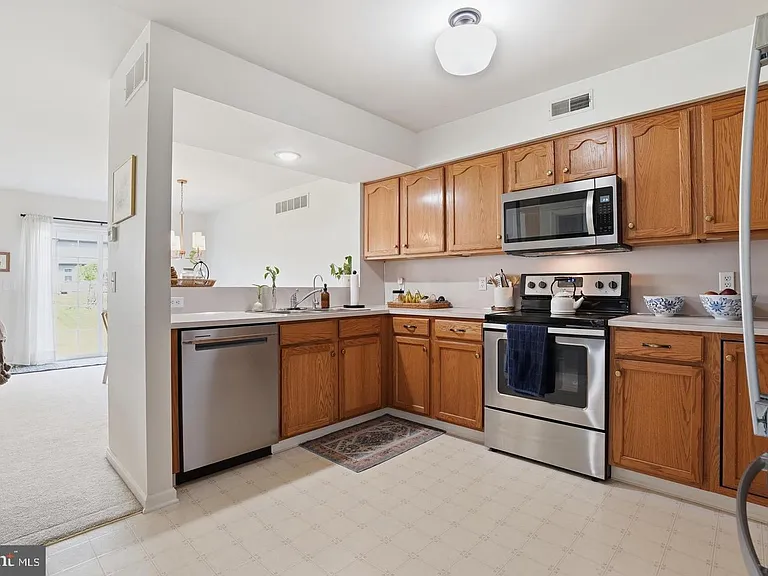 468 Berkshire Dr — Photo 3