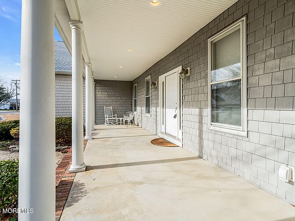 4th image of 556 Parker Avenue