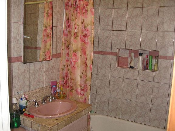 Full bathroom just off the bedrooms