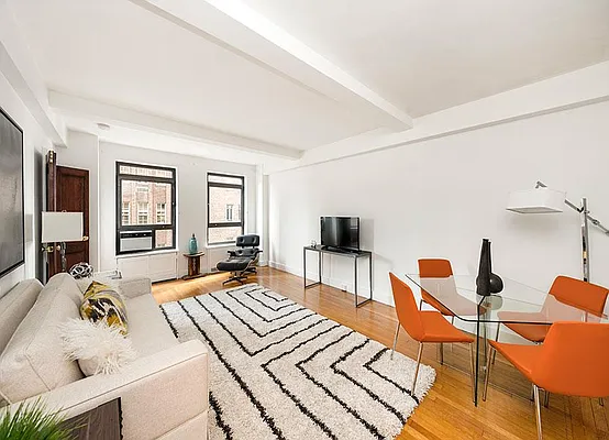 Sold by Warburg | media 9