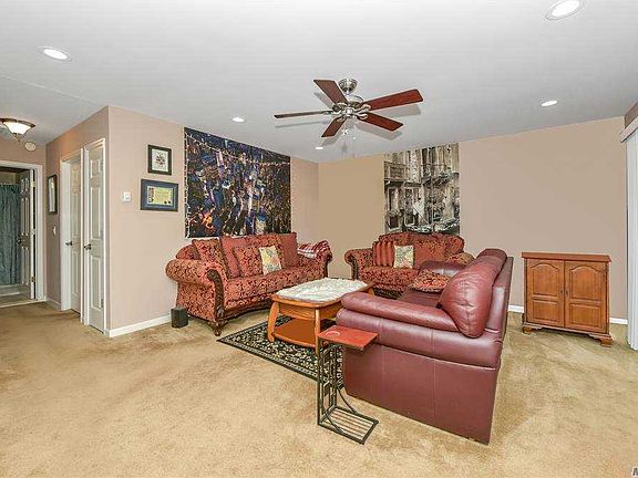 3rd image of 75 Richmond Blvd Unit 4B