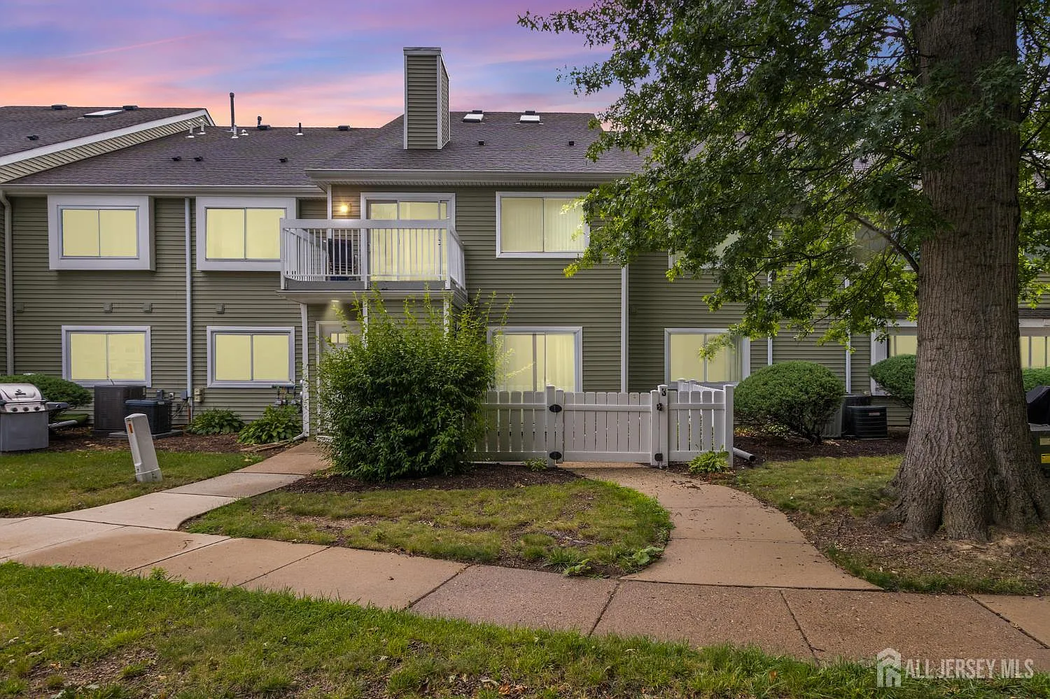 1 bed, 1.0 bath, 976 sqft, $2,000 — Photo 2