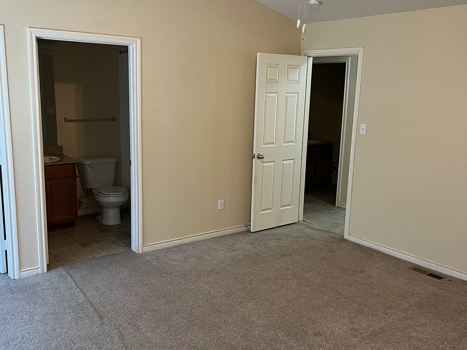 2 bed, 2.5 bath, 1067 sqft, $1,095 — Photo 3