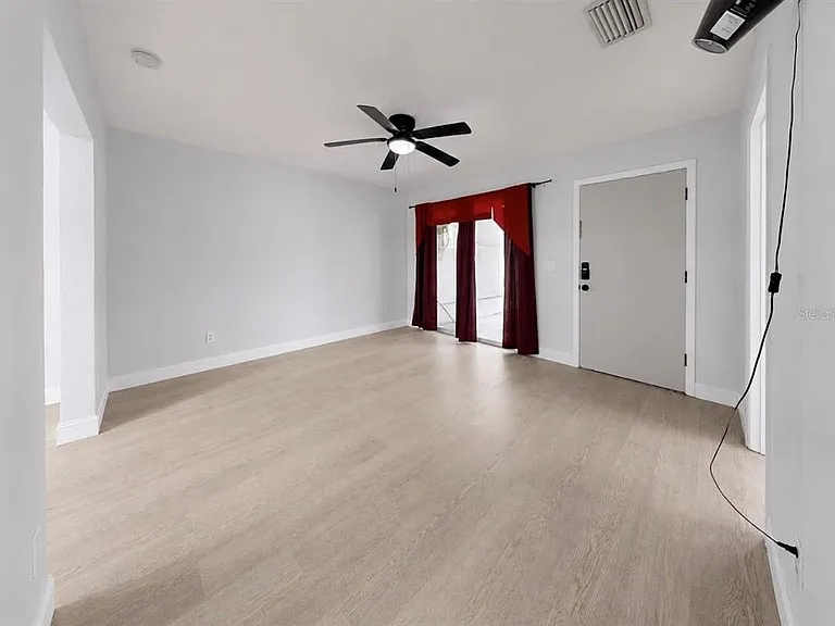 4931 Victoria Dr — Photo 11