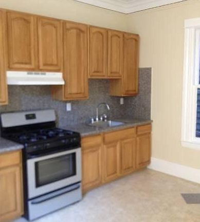4th image of 1033 Hampshire St