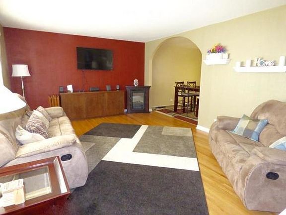 3rd image of 728 Evergreen Ln