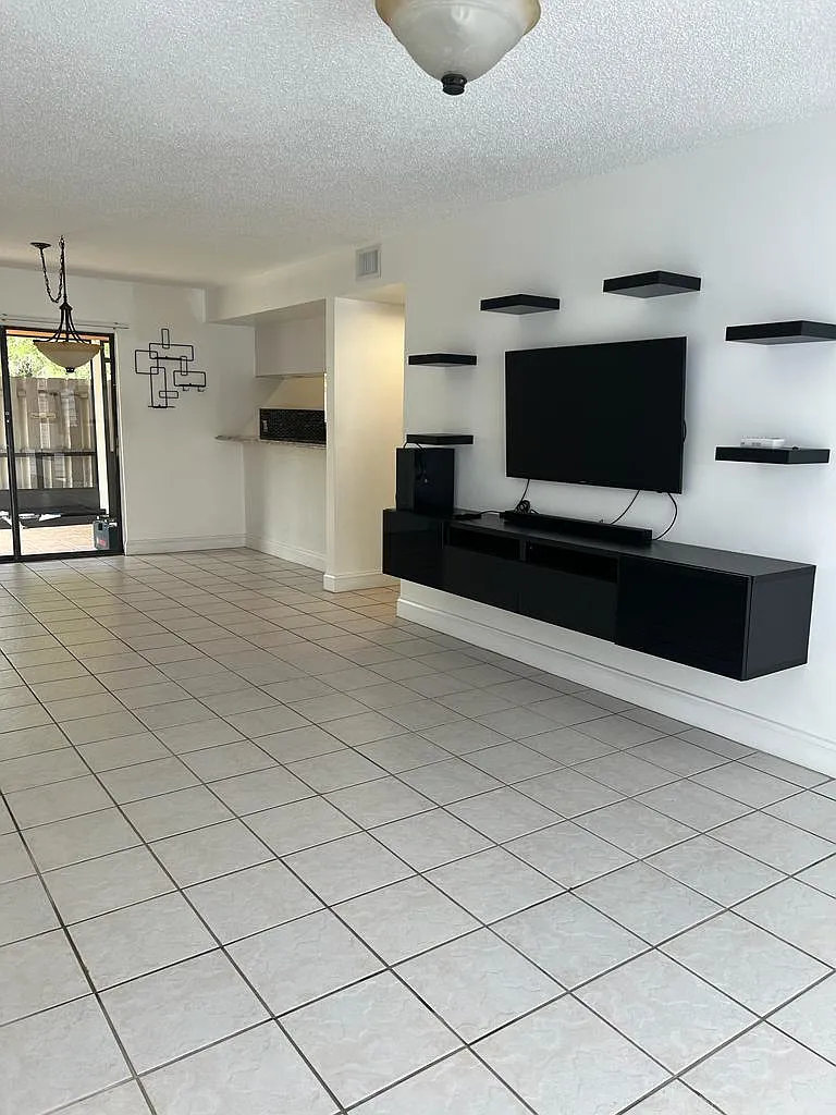 4001 Beneva Rd — Photo 4