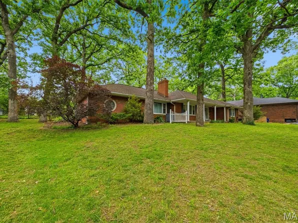 7441 Raleigh Dr, Saint Louis, MO 63123