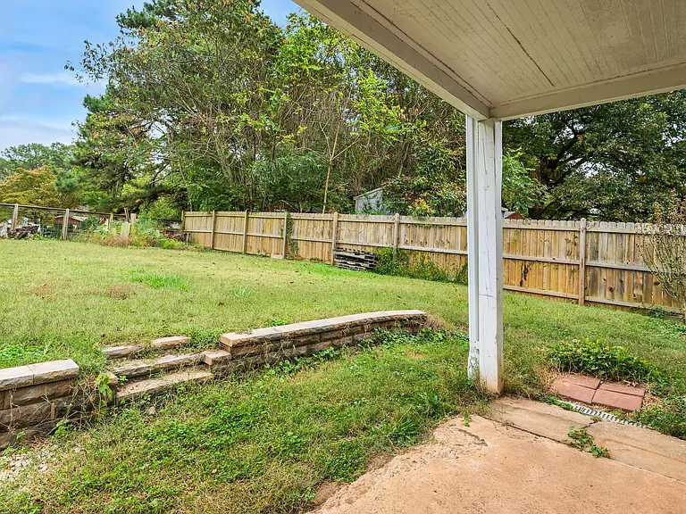 608 Lakeshore Dr — Photo 16