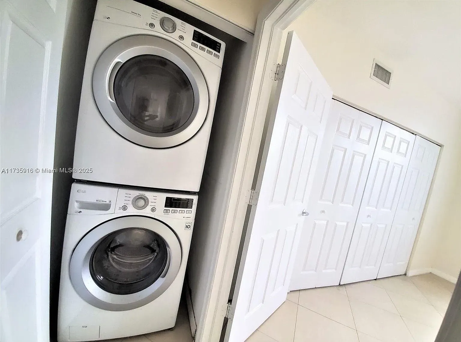2 bed, 1057 sqft, $3,200 — Photo 4