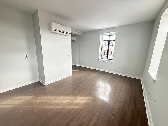 2nd image of 2946 N Clybourn Ave #404
