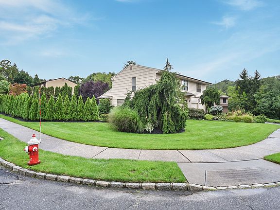 4th image of 32 Irving Dr