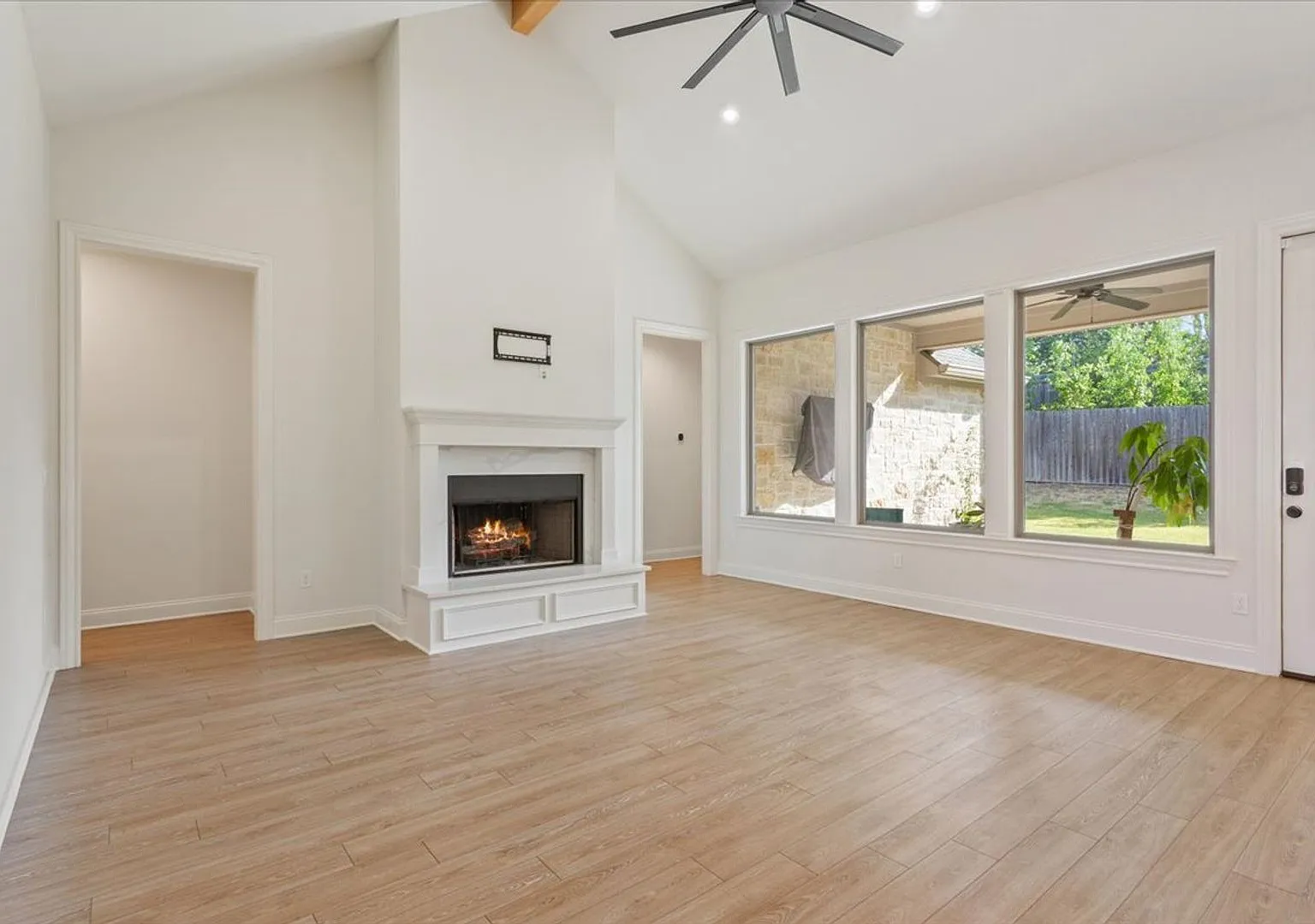 Executive 4 Bedroom home that feels brand new! — Photo 4