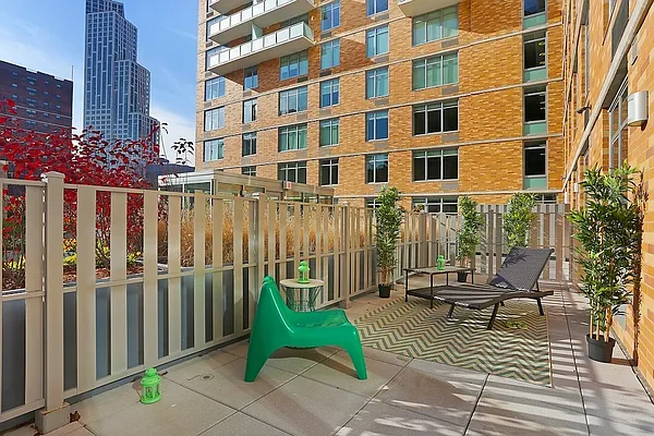 Rented by Red Apple Group | media 36