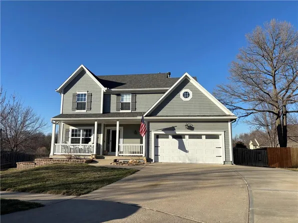 908 N 2nd St E, Louisburg, KS 66053