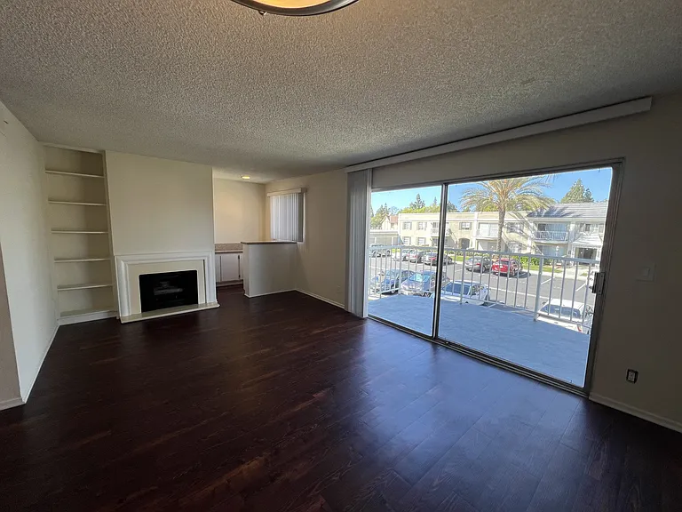 Versailles on the Lake Apartments — Photo 89
