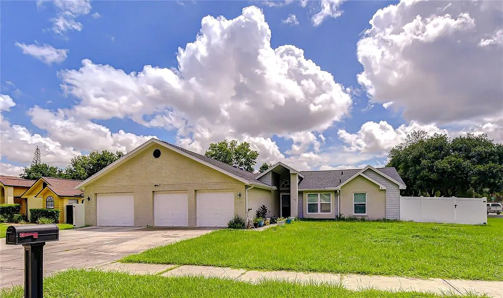 3 bed, 3.0 bath, 2008 sqft, $3,195 — Photo 2