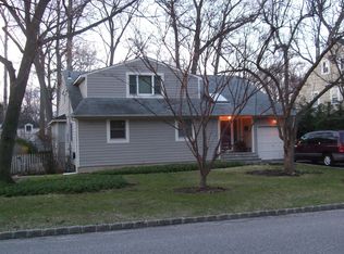 221 Shoreward Dr, Great Neck, NY 11021