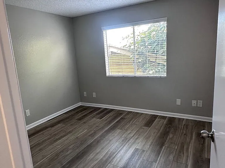 1726 Daly-Jardin Apartments — Photo 15