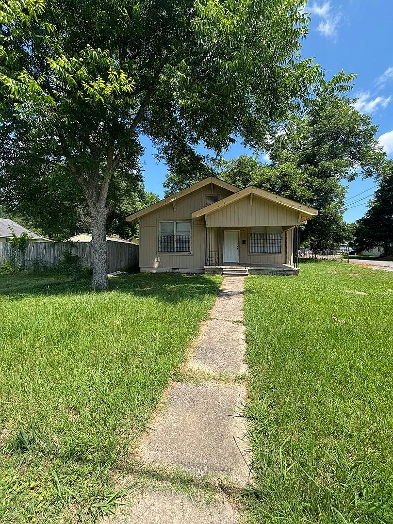 This beautifully maintained 3bedroom, 1bath house in NLR, available soon, $1,050/month. — Photo 1