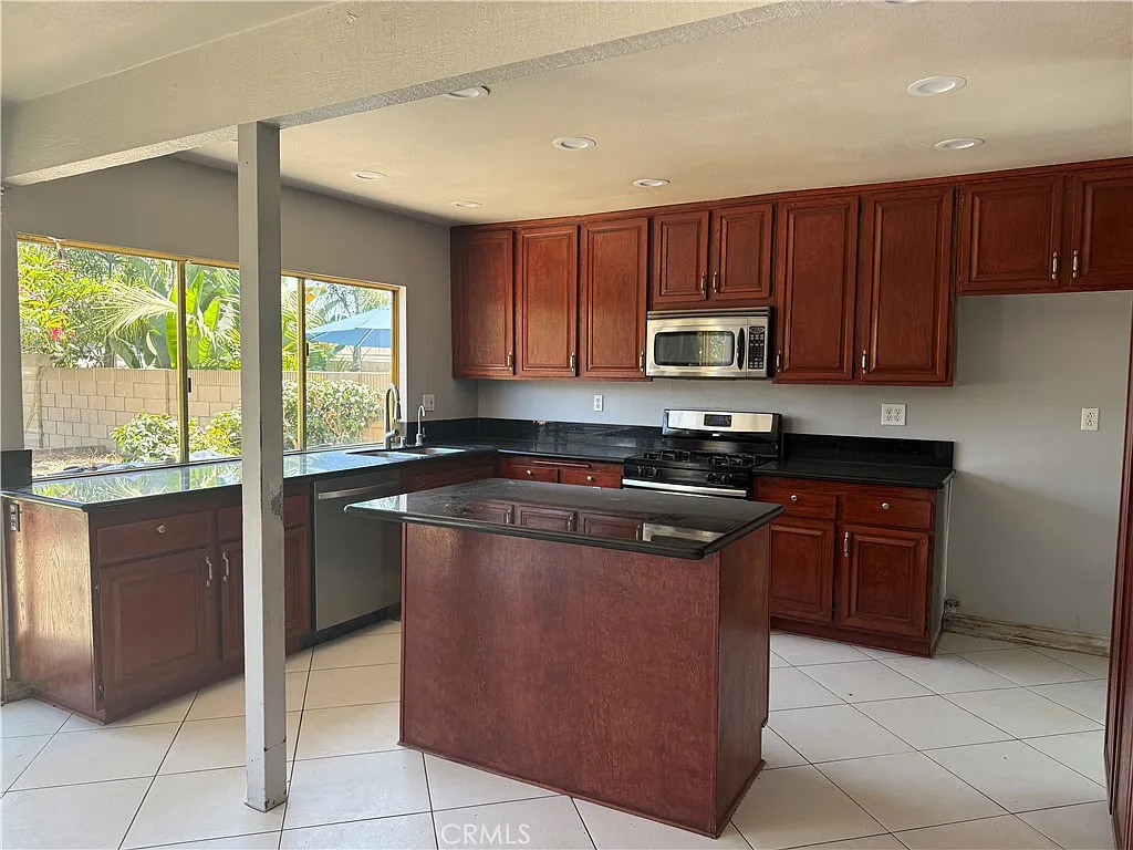 5 bed, 3407 sqft, $6,000 — Photo 4