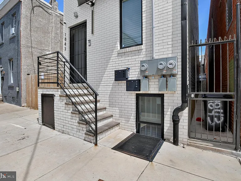 1843 E Hazzard St #2 — Photo 36