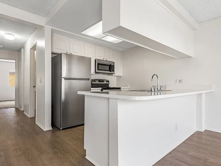 Monrovia Villas Apartments — Photo 13