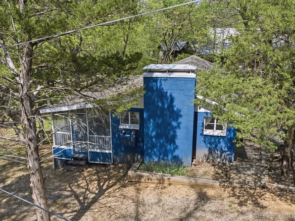 64 Walnut St, Locust Grove, OK 74352