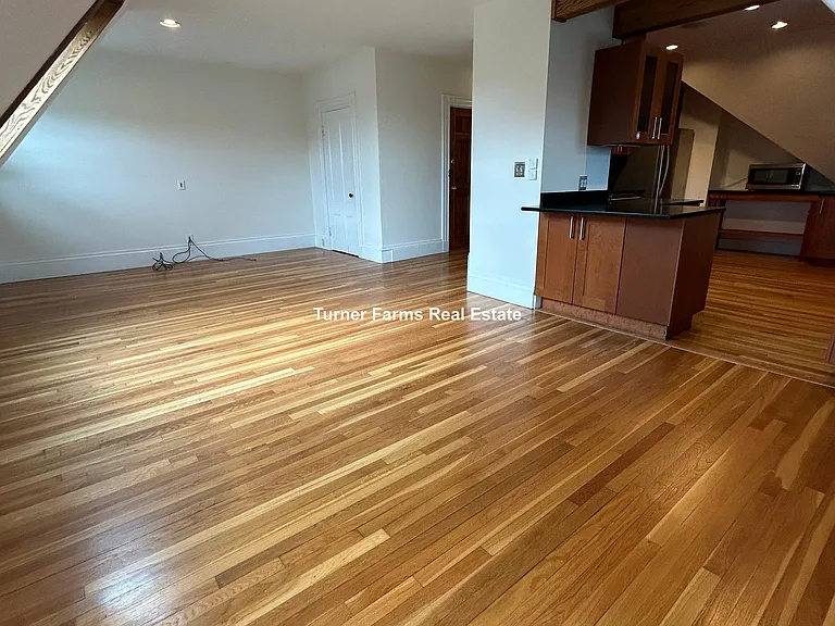 185 Davis Ave — Photo 5